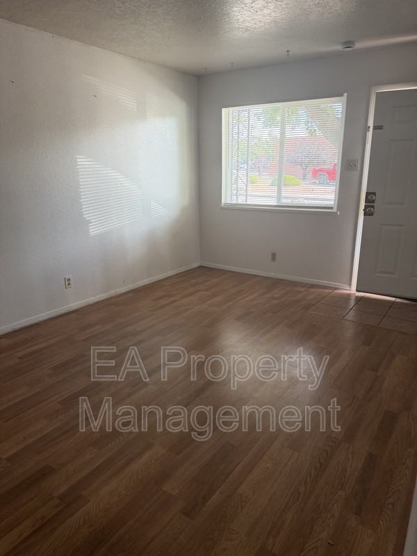 8003 Constitution Ave Ne - Photo 3 of 13