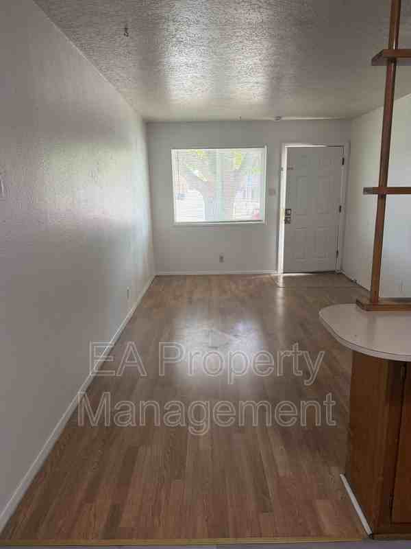8003 Constitution Ave Ne - Photo 4 of 13