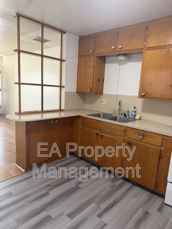 8003 Constitution Ave Ne - Photo 5 of 13