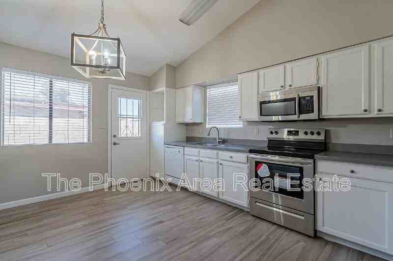 5714 N 68th Ave - Photo 4 of 23
