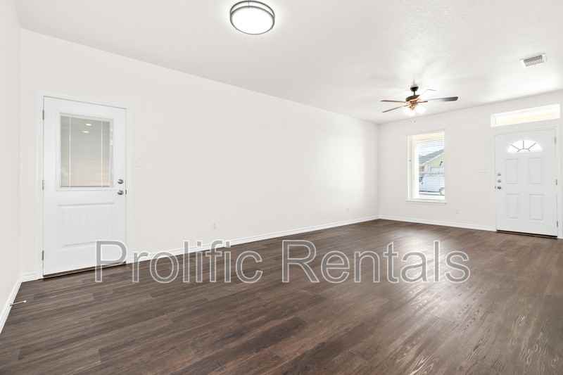 5003 Rose Garden Loop - Photo 6 of 27