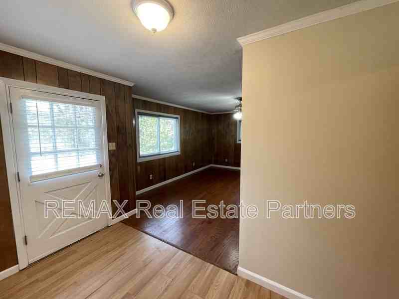 320 White Chapel Rd - Photo 3 of 31