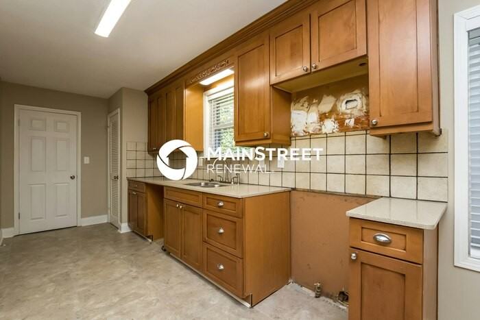 6309 Hillpine Dr - Photo 5 of 15