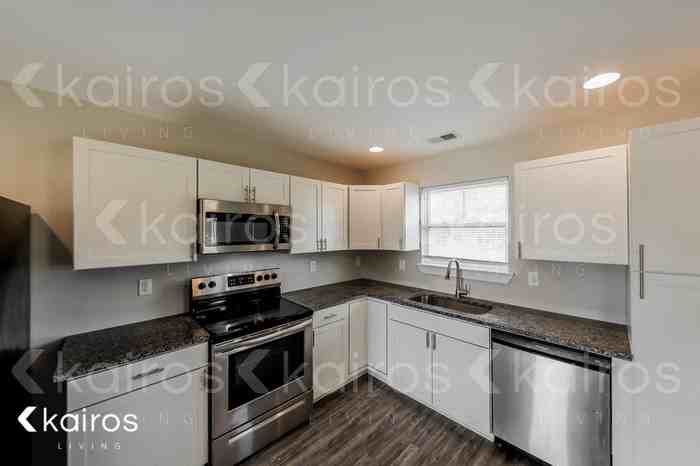 900 5th Way - Photo 6 of 15