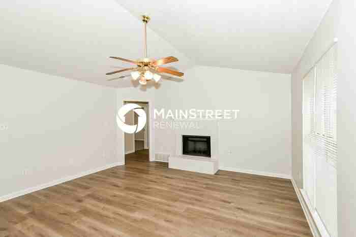 10676 Oak Cir N - Photo 5 of 17