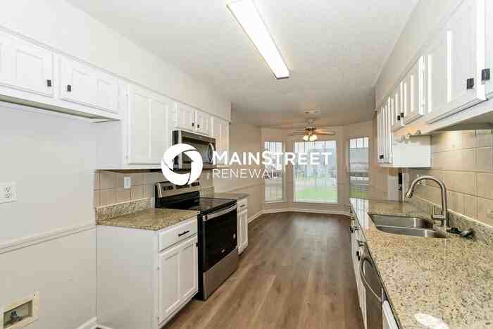 10676 Oak Cir N - Photo 7 of 17