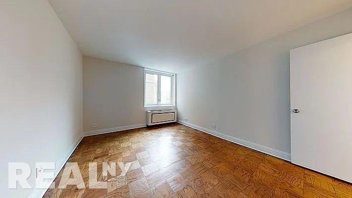 E 71st St #24U - Photo 4 of 11