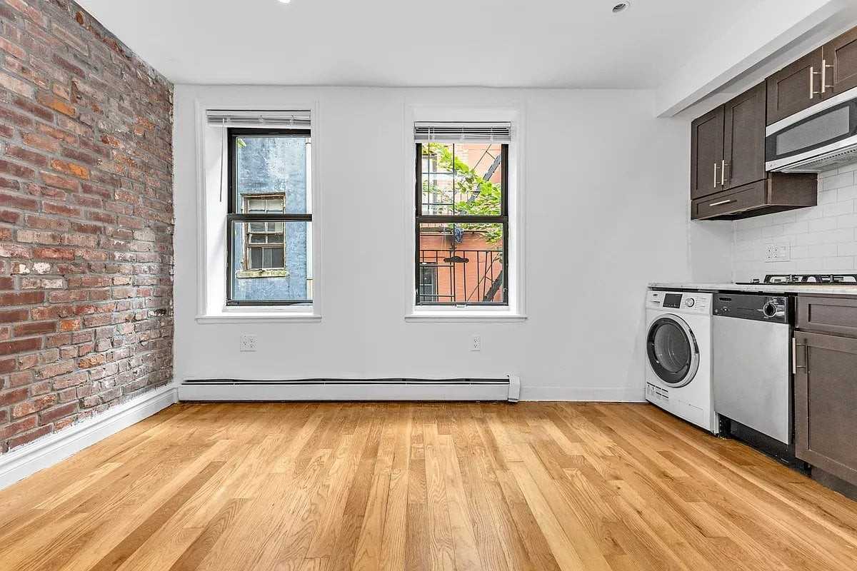 325 E 10th St #R4C - Photo 2 of 5
