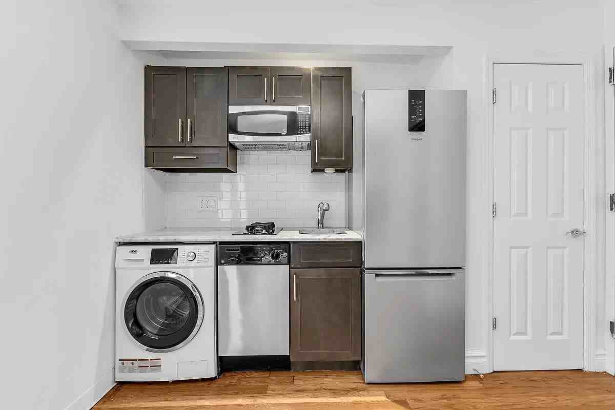 325 E 10th St #R4C - Photo 3 of 5