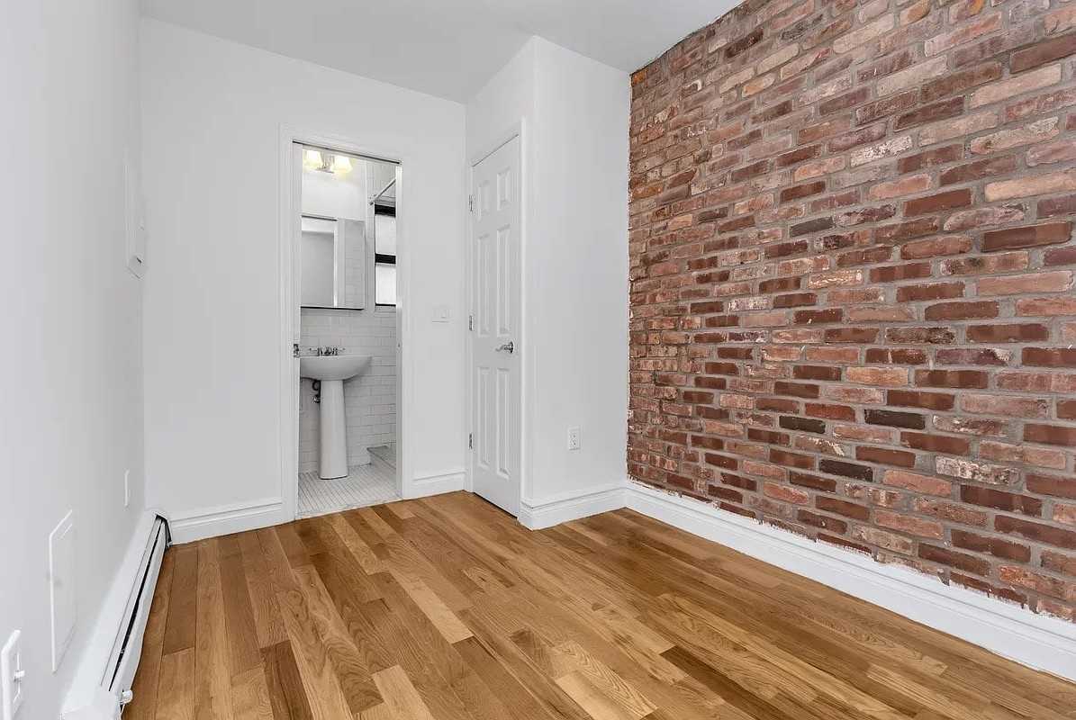 325 E 10th St #R4C - Photo 4 of 5
