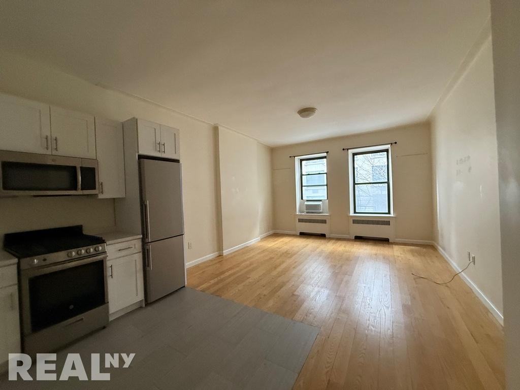 E 82nd St #2C - Photo 4 of 6