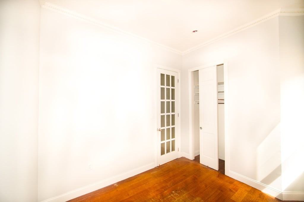 W 103rd St #5R - Photo 4 of 19