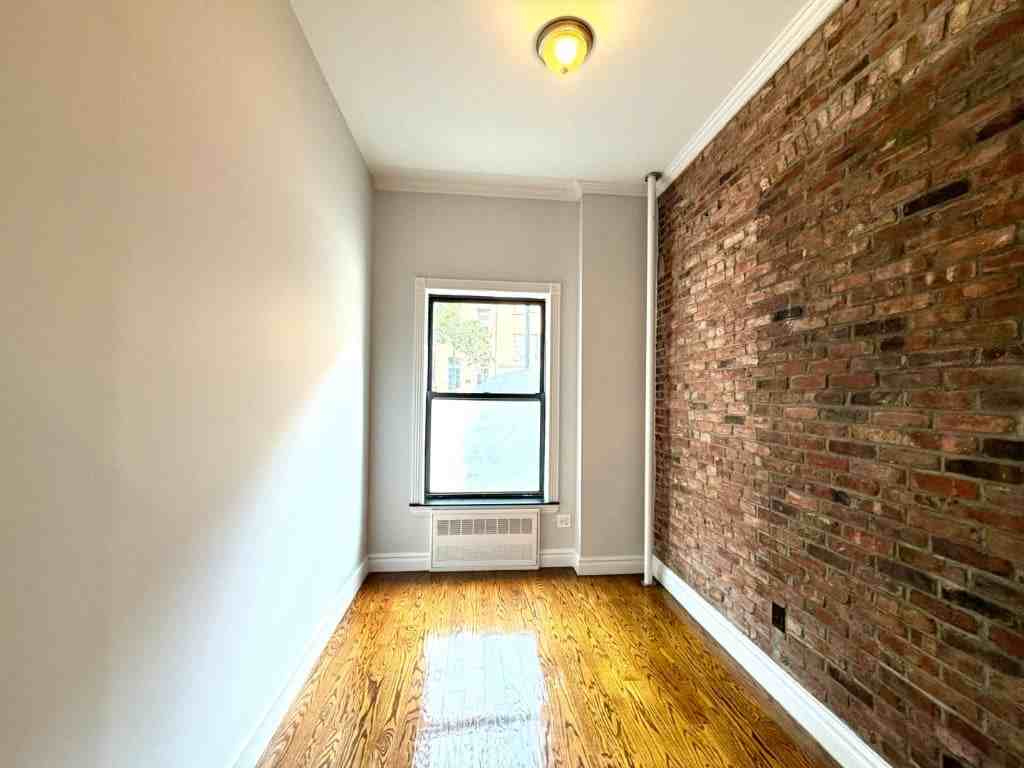 W 14th St #1A - Photo 5 of 7