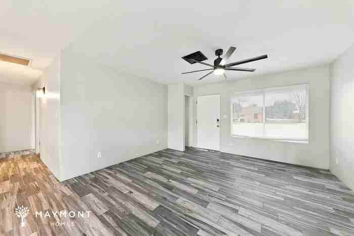 7132 W Mercer Ln - Photo 6 of 14