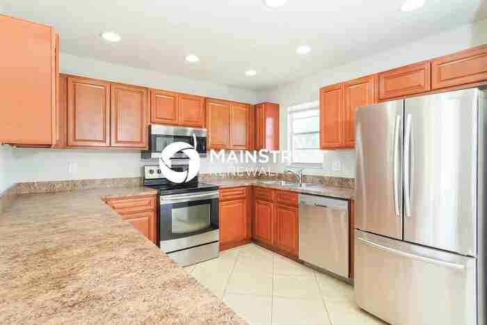 686 Sw Violet Ave - Photo 7 of 16