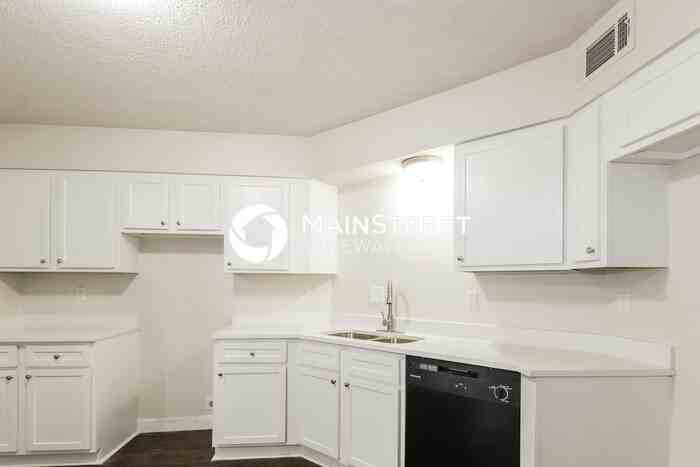 8033 Norwich Dr - Photo 6 of 17