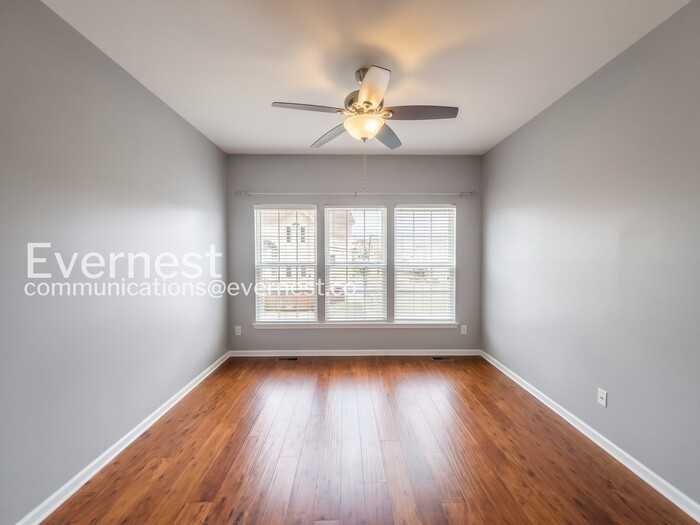 7703 Porter House Dr - Photo 4 of 33