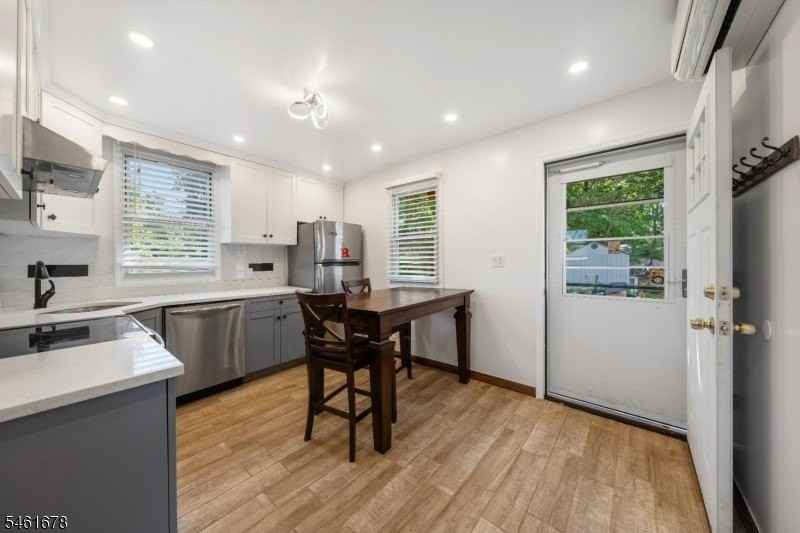 166 Victor St Unit 2 - Photo 2 of 9