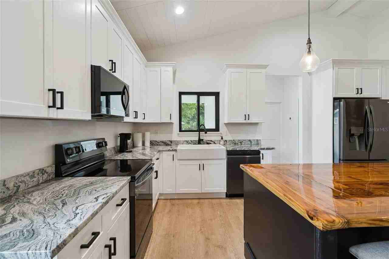 16623 Oklahoma St - Photo 3 of 24