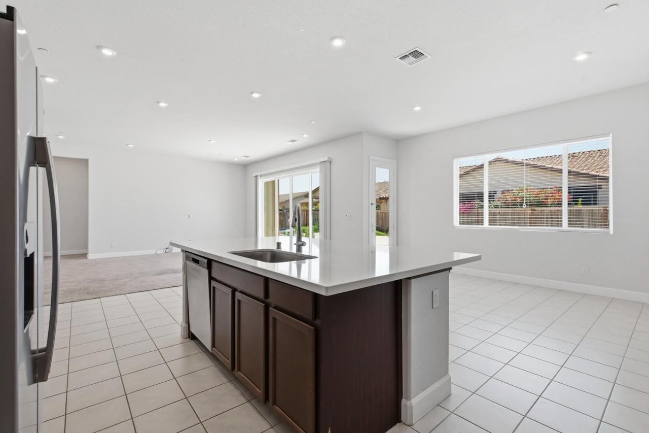 566 Albany St #NA - Photo 6 of 20