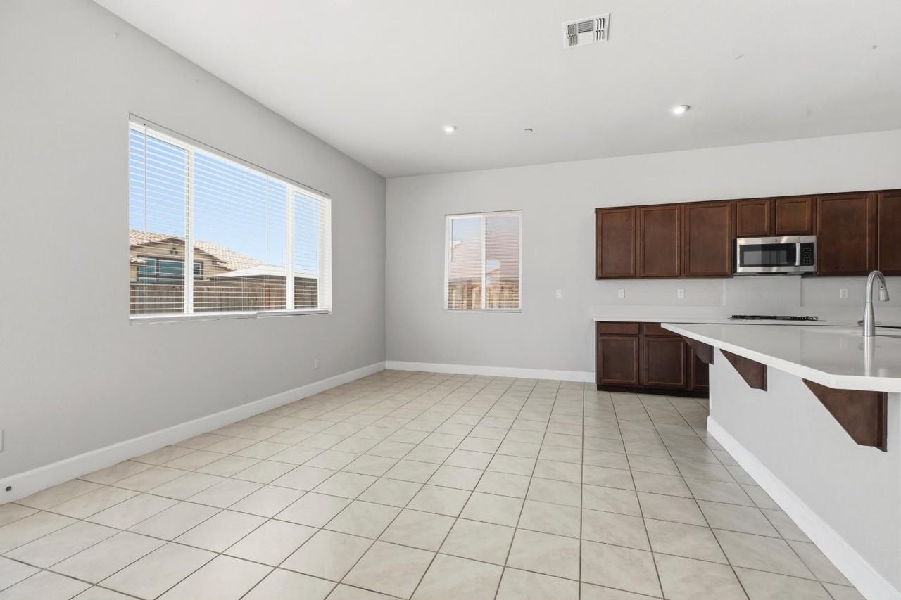 566 Albany St #NA - Photo 7 of 20