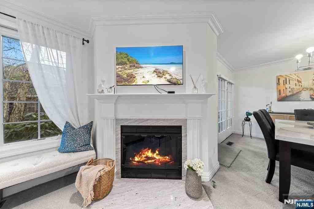 208 Cambridge Dr - Photo 4 of 32