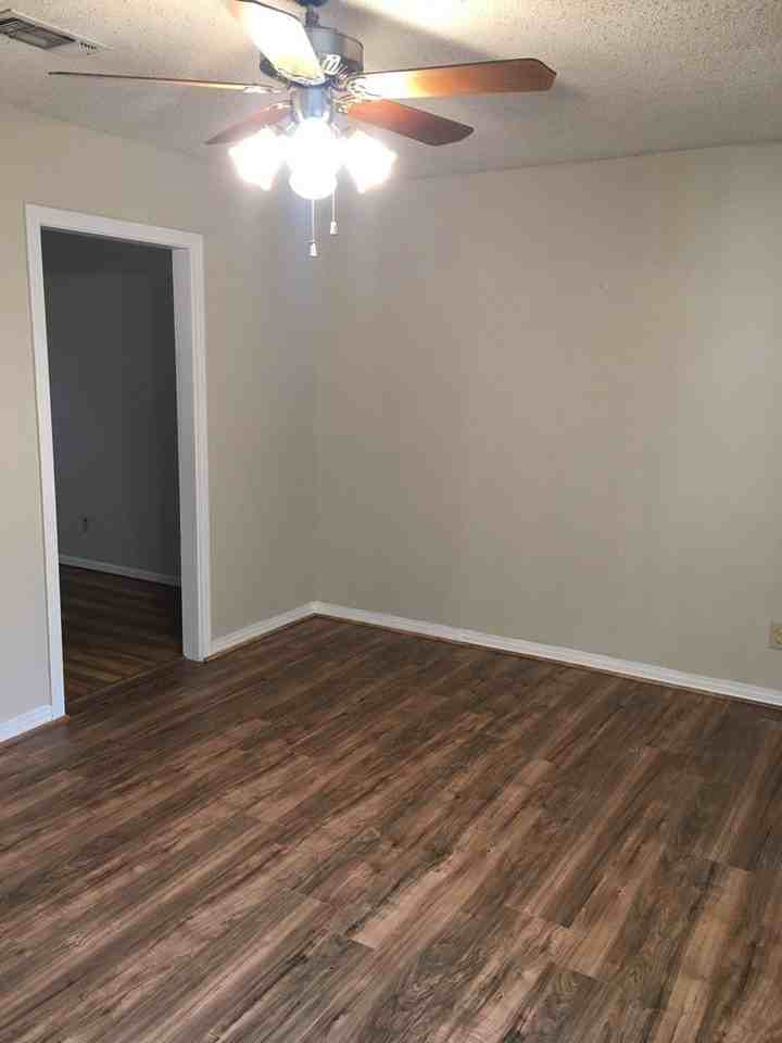1009 Locust St - Photo 2 of 13