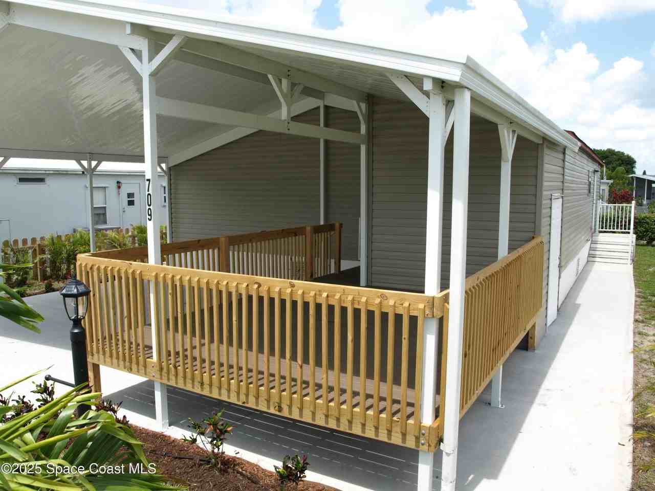 709 Lark Dr - Photo 4 of 50