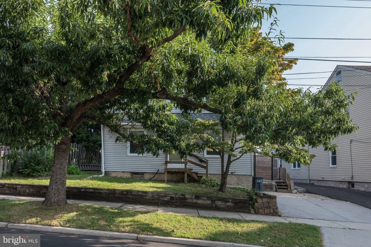 135 Potter St - Photo 4 of 31