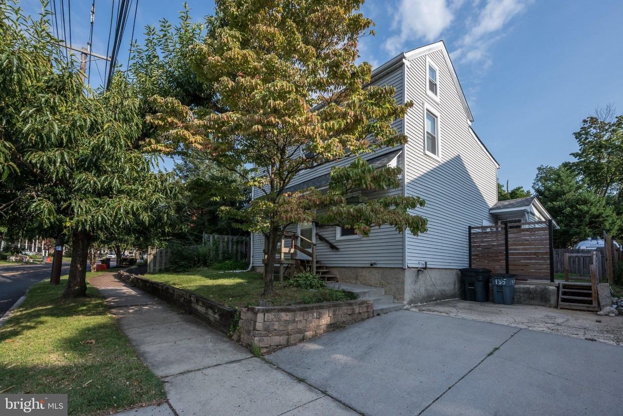 135 Potter St - Photo 5 of 31