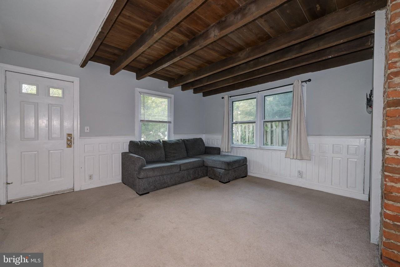 135 Potter St - Photo 7 of 31