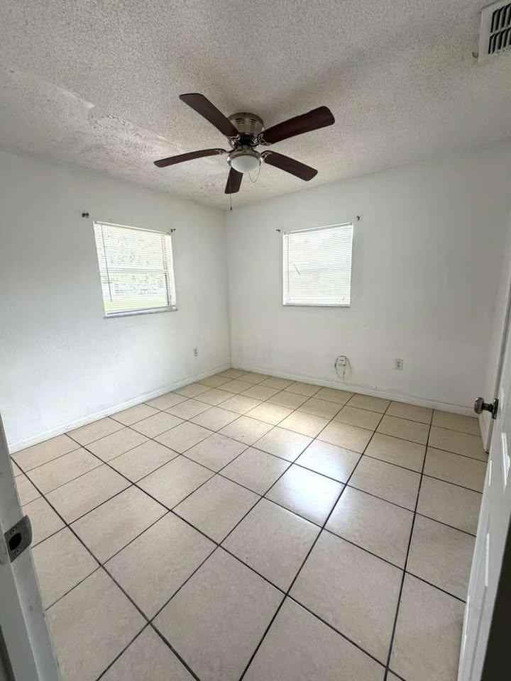 421 Ne 26th Ct - Photo 3 of 14