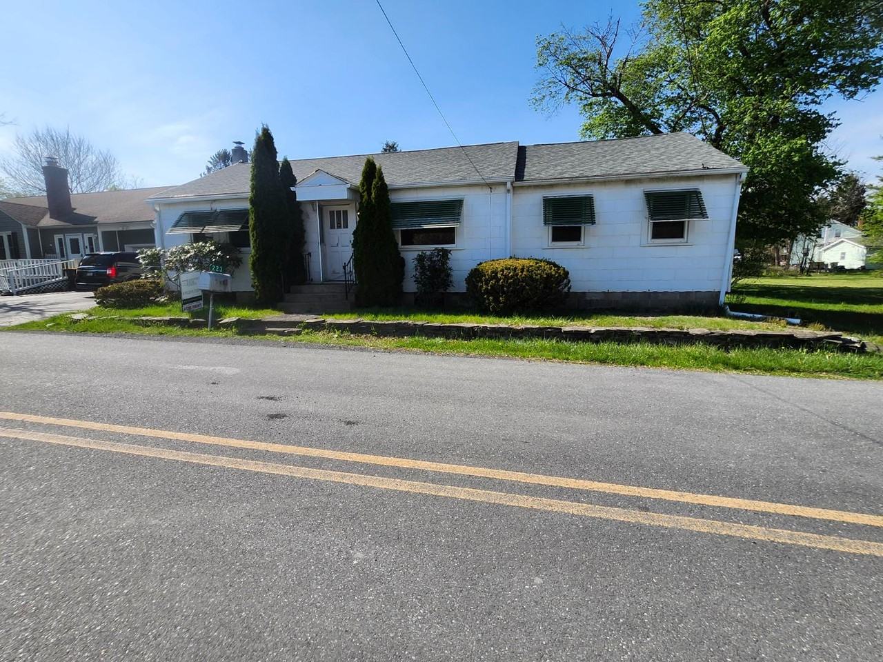 223 Howard St - Photo 2 of 16