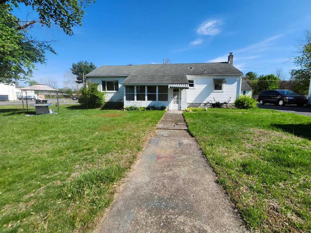 223 Howard St - Photo 4 of 16