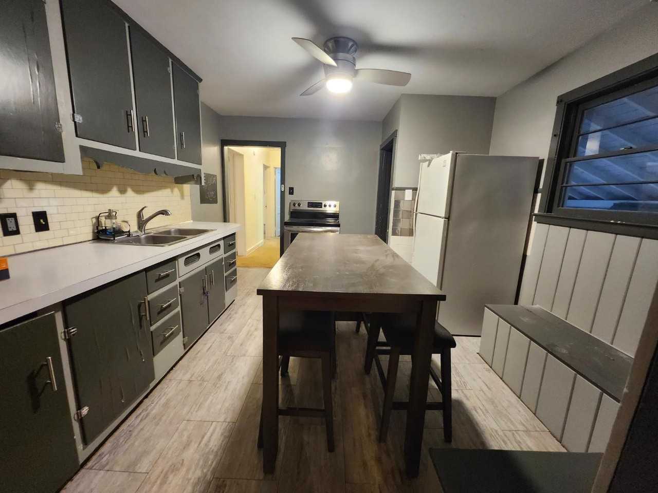 223 Howard St - Photo 7 of 16