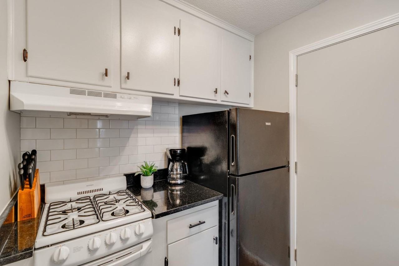 2742 Montgomery Ave - Photo 5 of 11