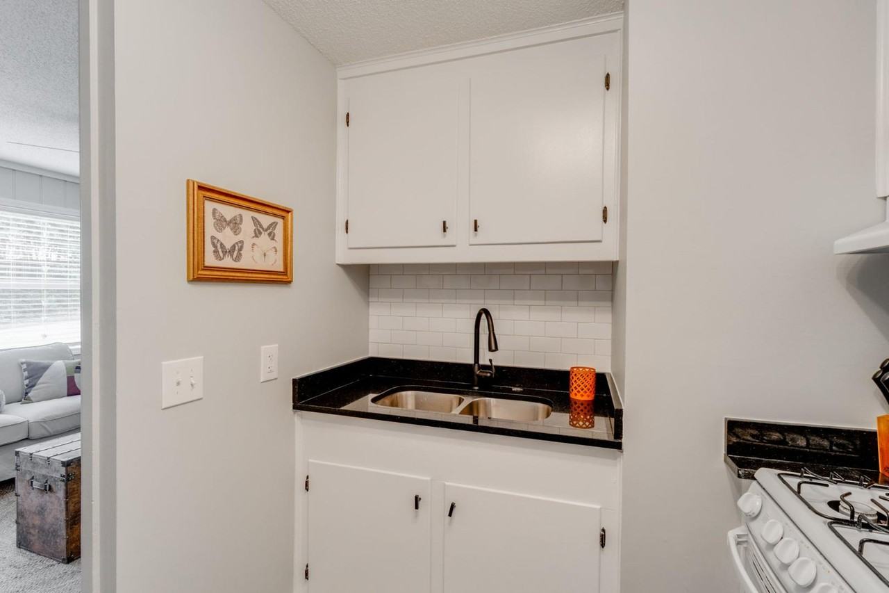 2742 Montgomery Ave - Photo 6 of 11