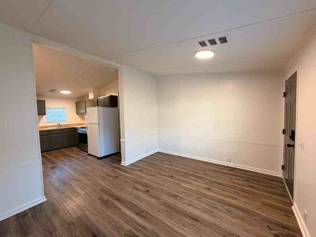 520 / 522  9th Street Southwest (I) - Photo 2 of 10