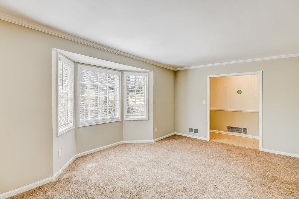 1316 Highpoint Ter - Photo 5 of 17