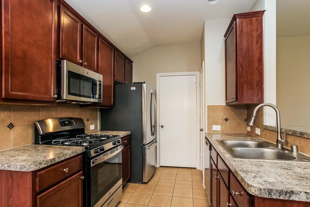 801 Lovebug Ln - Photo 6 of 16