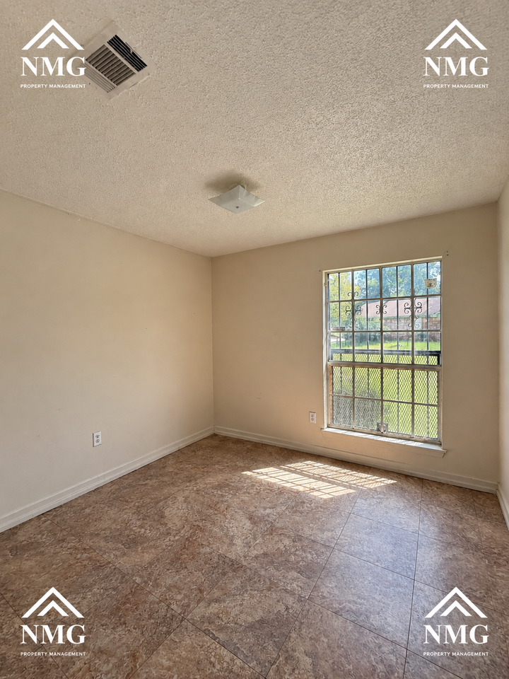1755 Brookhollow Cir #1 - Photo 6 of 13