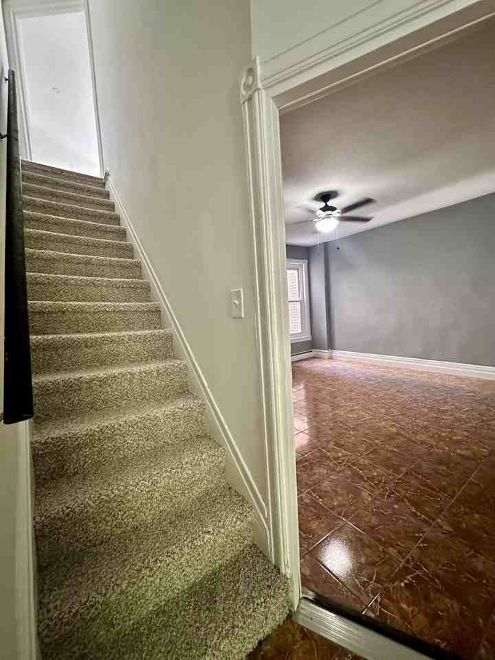 129 West Allen Street - Photo 5 of 33