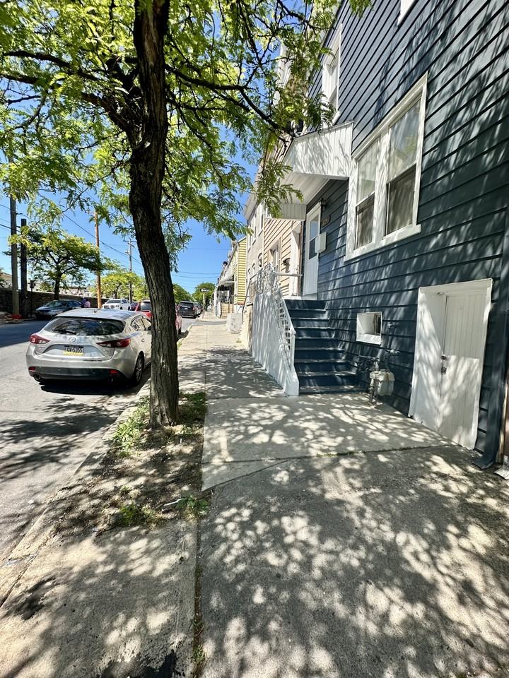 129 West Allen Street - Photo 2 of 33