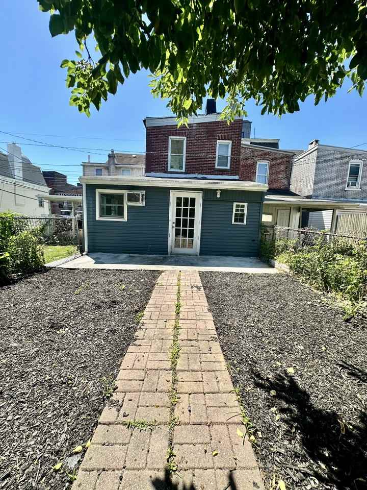 129 West Allen Street - Photo 3 of 33