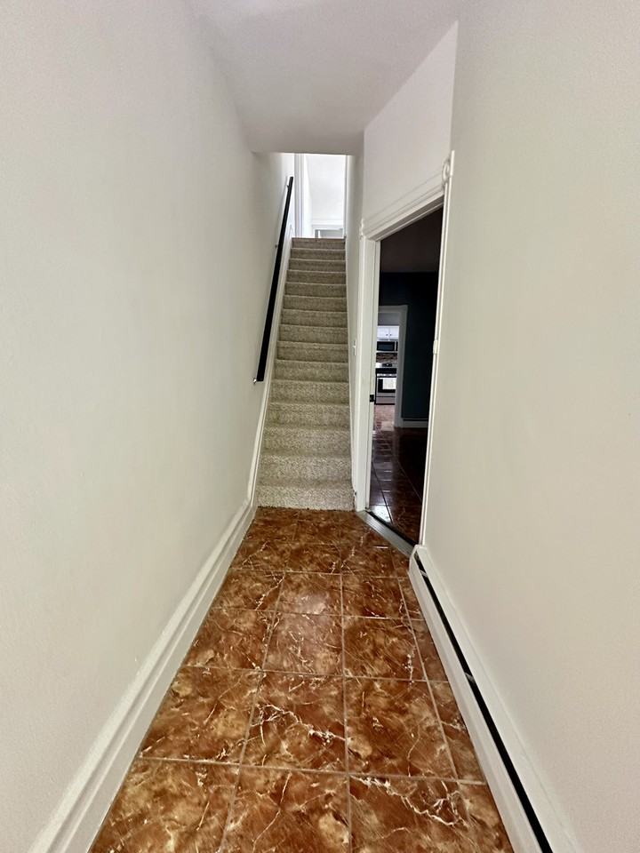 129 West Allen Street - Photo 4 of 33