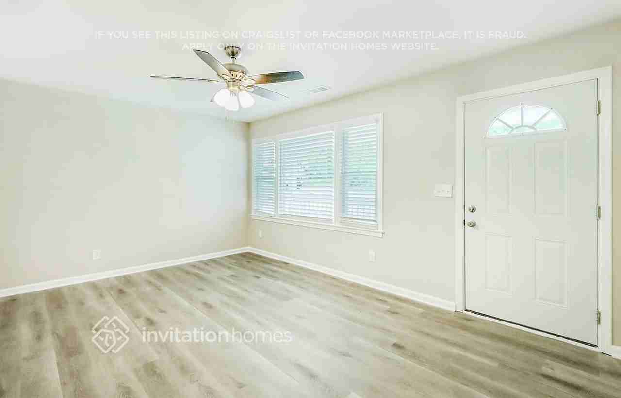 1929 E Farris Ave - Photo 4 of 26