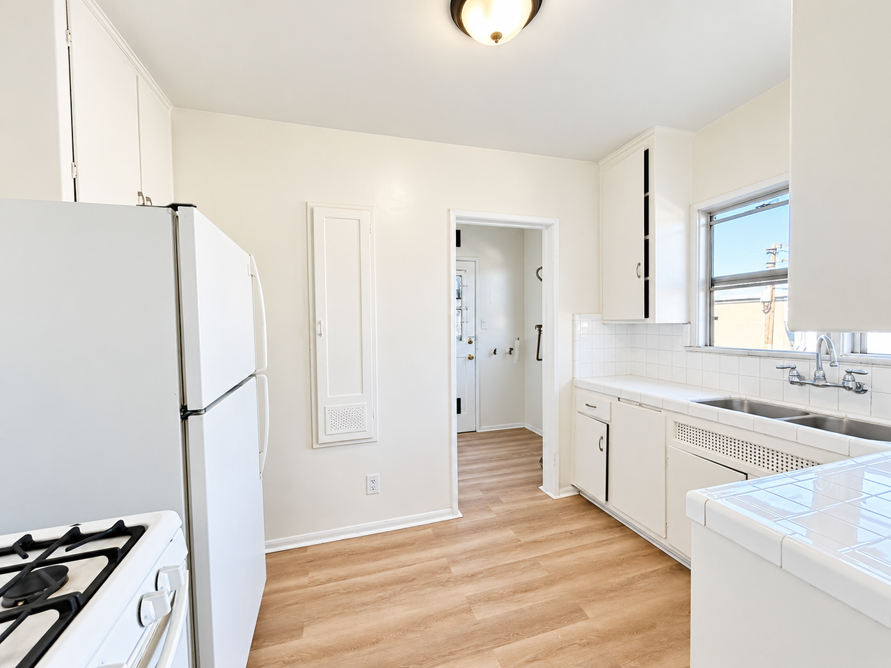 2116 Ridgeley Apartments - Photo 3 of 13