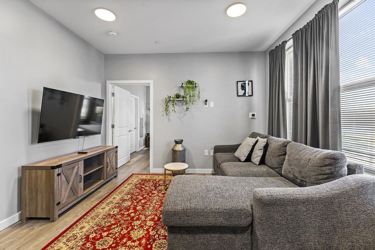 95 Broadway #1240304P - Photo 4 of 29