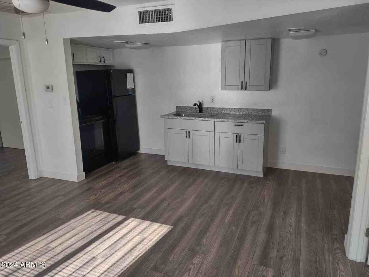 3224 W Jackson St #3 - Photo 3 of 8