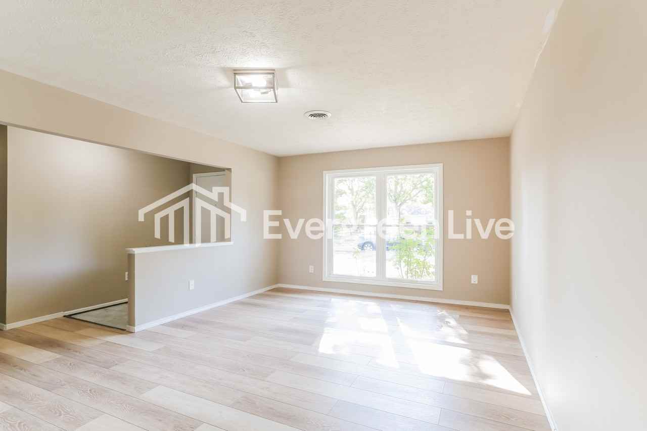 398 Naples Pl - Photo 4 of 15